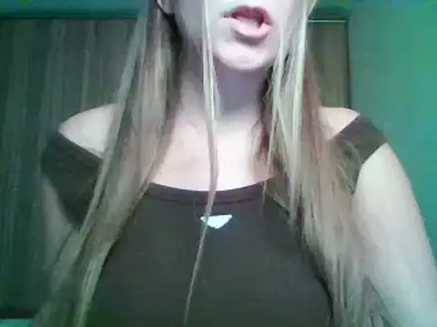 Snapshot of Evasapples chatting on October 17, 10:57 pm Evasapples online show from October 17, 10:57 pm