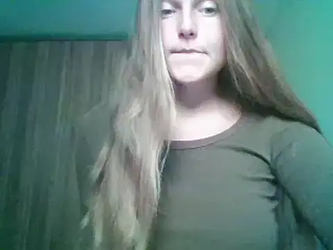 Snapshot of Evasapples chatting on September 18, 7:45 pm Evasapples online show from September 18, 7:45 pm