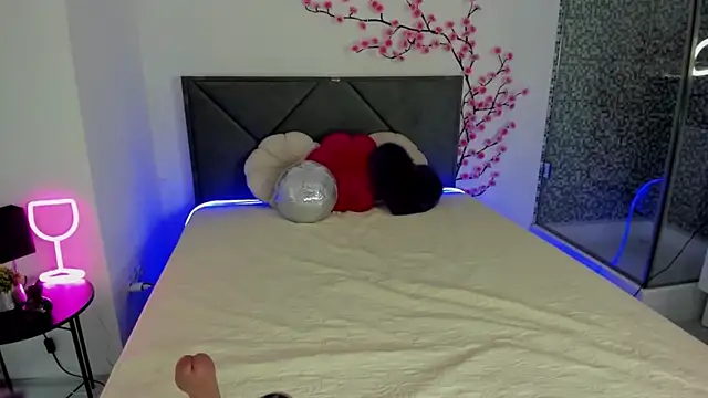 Snapshot of KristiVegass chatting on October 17, 1:14 pm KristiVegass online show from October 17, 1:14 pm