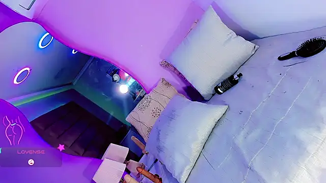 Shanelengel online show from December 3, 7:00 am