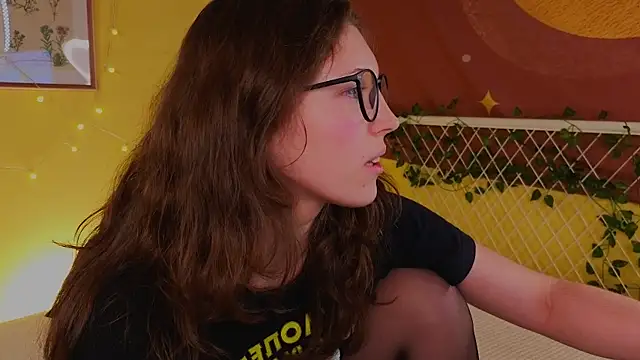 Snapshot of lea_belle_ chatting on October 19, 6:10 pm lea belle  online show from October 19, 6:10 pm