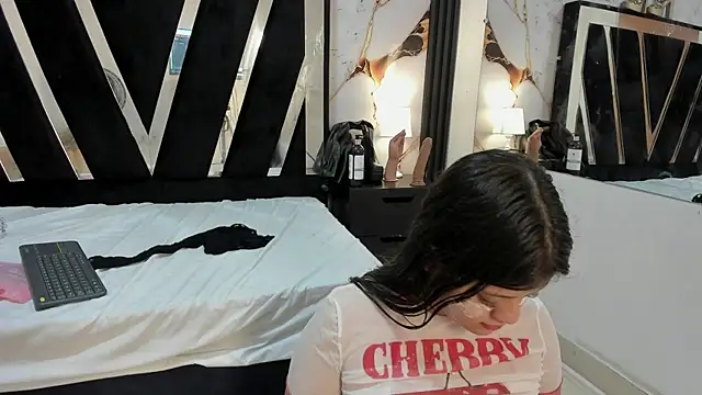 KarinaSimonz online show from December 4, 8:20 pm