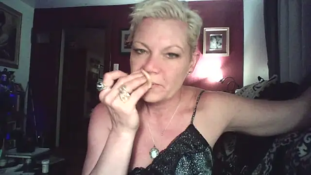 jadegilf1 online show from August 1, 4:25 am