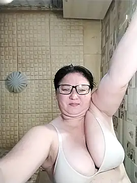 Snapshot of Holly-69 chatting on October 7, 6:18 am Holly-69 online show from October 7, 6:18 am