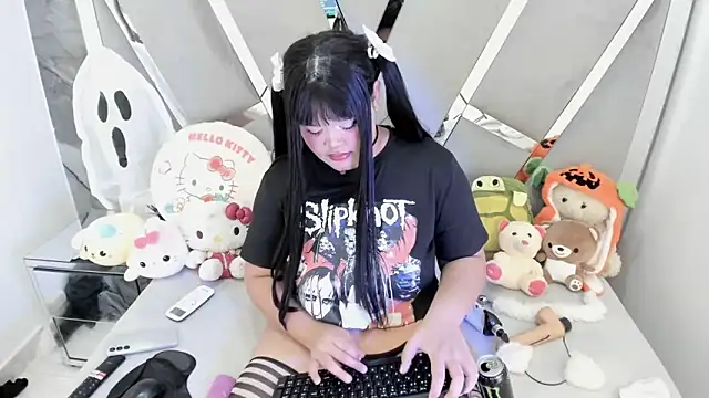 Snapshot of kittyhtx chatting on October 31, 6:04 am kittyhtx online show from October 31, 6:04 am