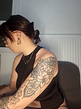 Lindsay 00off online show from March 3, 7:20 pm