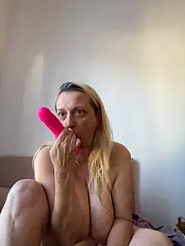 Snapshot of Melinastarr chatting on September 27, 8:21 am Melinastarr online show from September 27, 8:21 am