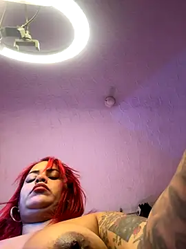 Snapshot of EmmaHot chatting on October 24, 10:28 pm EmmaHot online show from October 24, 10:28 pm