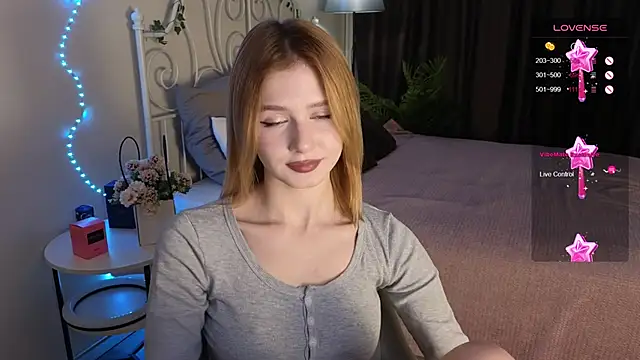 Snapshot of jenny_bunny_ chatting on October 8, 1:32 am jenny bunny online show from October 8, 1:32 am