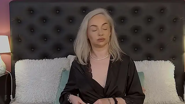 JaquelineM online show from April 21, 7:04 am