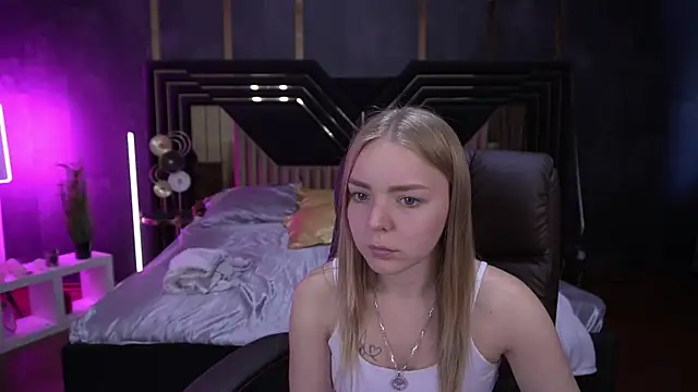 Snapshot of EmilySunshineS chatting on October 13, 1:47 pm EmilySunshineS online show from October 13, 1:47 pm