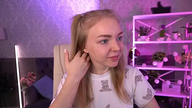 Snapshot of EmilySunshineS chatting on September 18, 6:45 am EmilySunshineS online show from September 18, 6:45 am