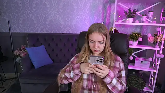 Snapshot of EmilySunshineS chatting on October 9, 7:34 am EmilySunshineS online show from October 9, 7:34 am