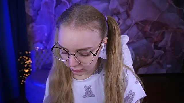 Snapshot of EmilySunshineS chatting on October 20, 6:49 am EmilySunshineS online show from October 20, 6:49 am