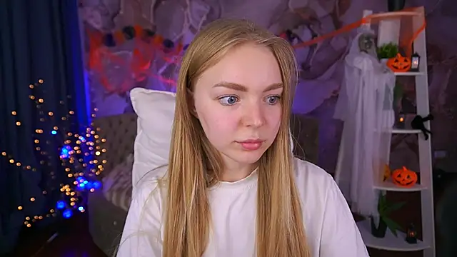 Snapshot of EmilySunshineS chatting on November 1, 2:21 pm EmilySunshineS online show from November 1, 2:21 pm