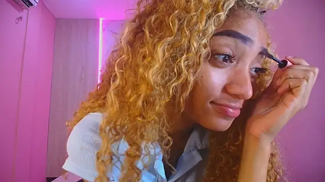 Snapshot of Charlotte_Love10 chatting on October 25, 12:02 pm Charlotte Love10 online show from October 25, 12:02 pm