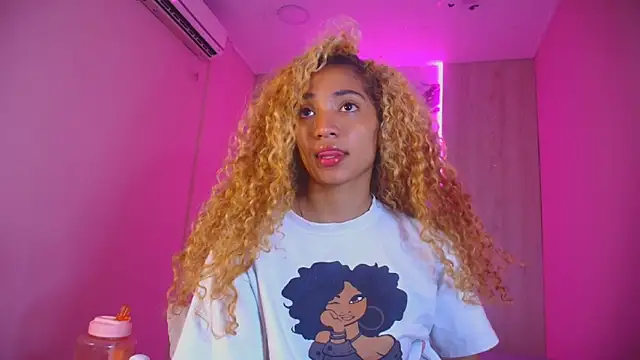 Snapshot of Charlotte_Love10 chatting on October 28, 12:33 pm Charlotte Love10 online show from October 28, 12:33 pm