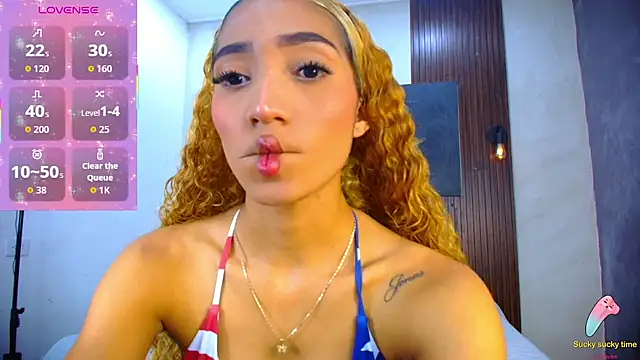 Snapshot of Charlotte_Love10 chatting on October 17, 8:34 pm Charlotte Love10 online show from October 17, 8:34 pm