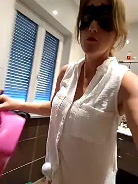 Snapshot of SexyLayla1 chatting on September 20, 3:10 pm SexyLayla1 online show from September 20, 3:10 pm