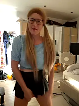 Snapshot of SexyLayla1 chatting on October 22, 4:12 pm SexyLayla1 online show from October 22, 4:12 pm