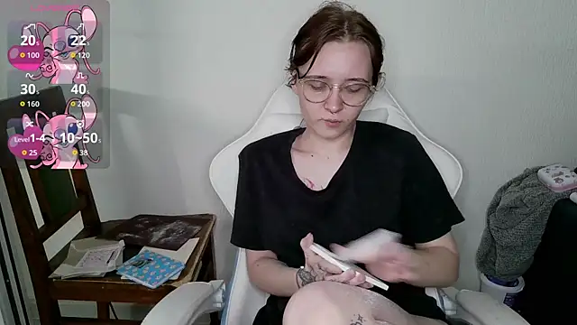 Snapshot of crashtest_13 chatting on October 4, 11:49 am crashtest 13 online show from October 4, 11:49 am