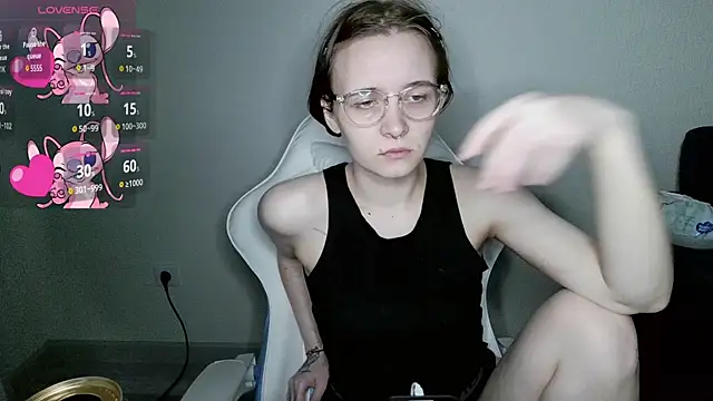 Snapshot of crashtest_13 chatting on October 12, 1:35 pm crashtest 13 online show from October 12, 1:35 pm