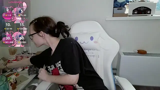 Snapshot of crashtest_13 chatting on September 17, 11:30 am crashtest 13 online show from September 17, 11:30 am