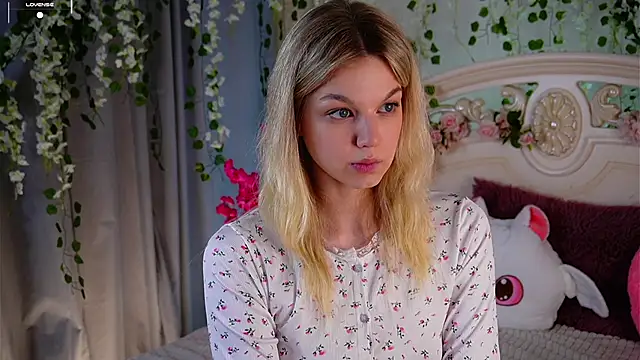 Snapshot of EdlinAlliston chatting on October 22, 2:33 pm EdlinAlliston online show from October 22, 2:33 pm