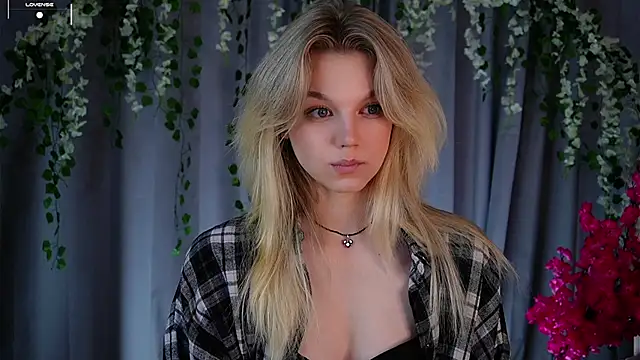 Snapshot of EdlinAlliston chatting on October 12, 1:35 pm EdlinAlliston online show from October 12, 1:35 pm