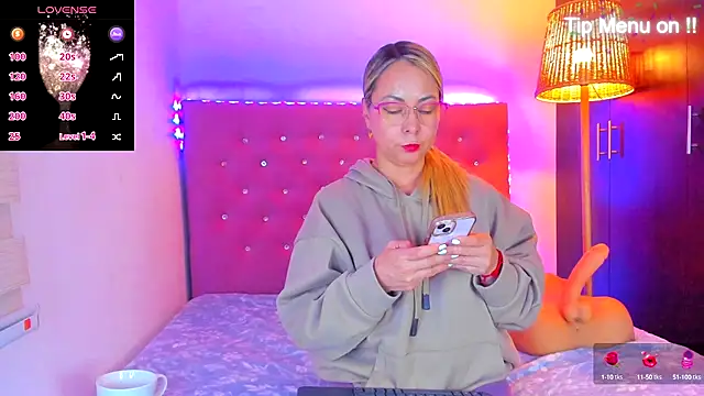 Snapshot of _sexybunny_ chatting on October 3, 4:06 am sexybunny online show from October 3, 4:06 am