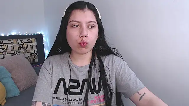 Snapshot of iam_emy chatting on October 25, 11:18 am iam emy online show from October 25, 11:18 am