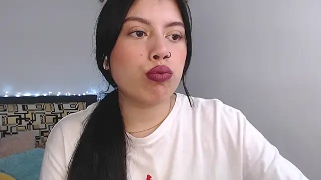 Snapshot of iam_emy chatting on October 18, 1:19 am iam emy online show from October 18, 1:19 am