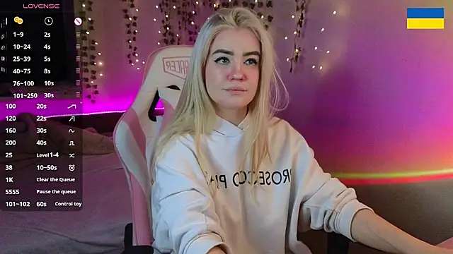 RedVelveten online show from September 29, 7:41 pm