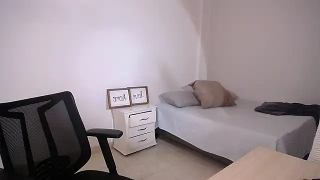 Snapshot of MartinaGuzmann chatting on October 16, 12:24 am MartinaGuzmann online show from October 16, 12:24 am