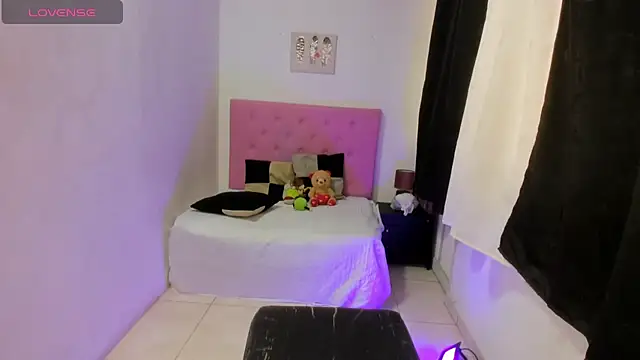 issa kitty online show from October 23, 8:15 pm