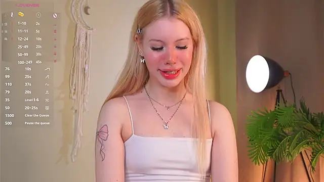 Snapshot of ZaraDudley chatting on October 27, 6:35 pm ZaraDudley online show from October 27, 6:35 pm