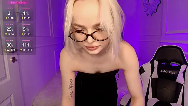 Snapshot of horny_blondiee chatting on December 2, 8:48 am horny blondiee online show from December 2, 8:48 am