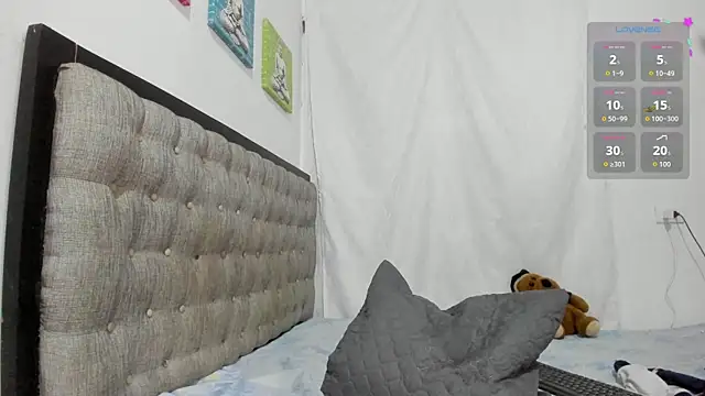 Snapshot of emi_henao chatting on October 3, 1:27 pm emi henao online show from October 3, 1:27 pm