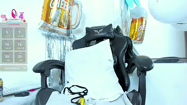 Snapshot of Petite_amor2 chatting on October 3, 9:20 pm Petite amor2 online show from October 3, 9:20 pm