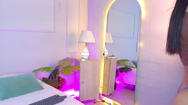 MiaOconner online show from September 30, 8:35 pm