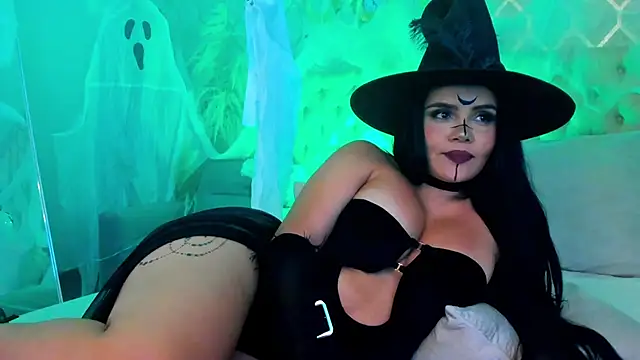 Snapshot of HannaBruun chatting on October 31, 4:25 am HannaBruun online show from October 31, 4:25 am