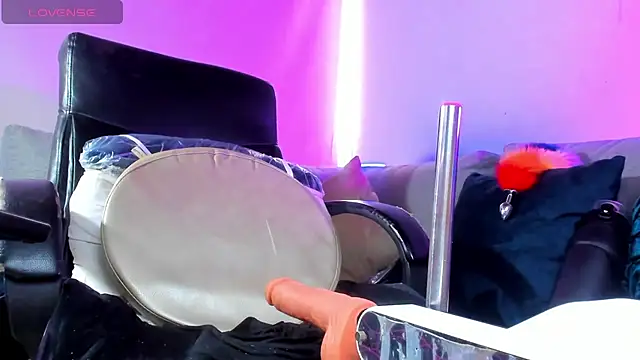 Hanna Clark  online show from October 2, 9:09 pm