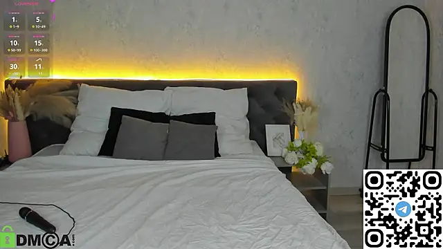 Michelle Blond online show from February 19, 9:09 am