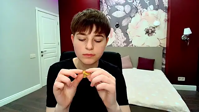 EmiliaYours online show from April 20, 3:15 pm