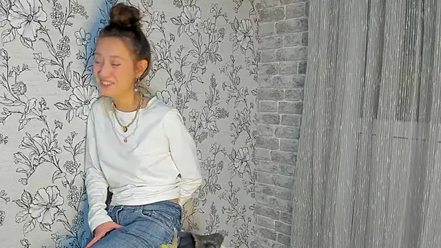 EllaSky xoxo online show from October 31, 9:30 pm