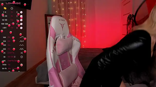 Snapshot of AdeleRoberts chatting on October 29, 2:27 am AdeleRoberts online show from October 29, 2:27 am