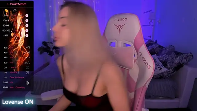 AdeleRoberts online show from March 30, 2:00 am