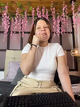 Snapshot of ShyVibes_ chatting on October 27, 6:57 pm ShyVibes online show from October 27, 6:57 pm