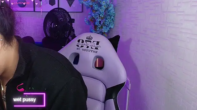 Snapshot of Theia_moon chatting on October 4, 2:11 pm Theia moon online show from October 4, 2:11 pm