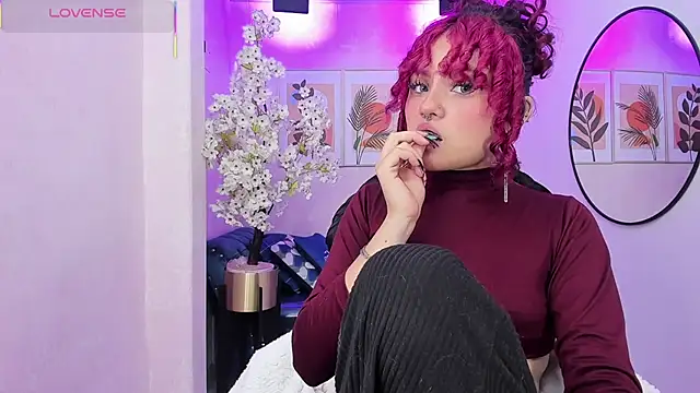 Snapshot of Theia_moon chatting on October 20, 1:47 pm Theia moon online show from October 20, 1:47 pm